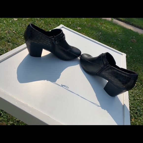 Gloria Vanderbilt Shoes - Picture 9 of 10